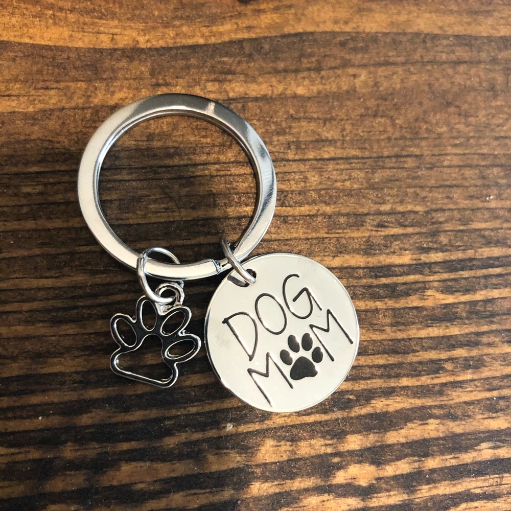 Dog Mom 🐾 Keychain